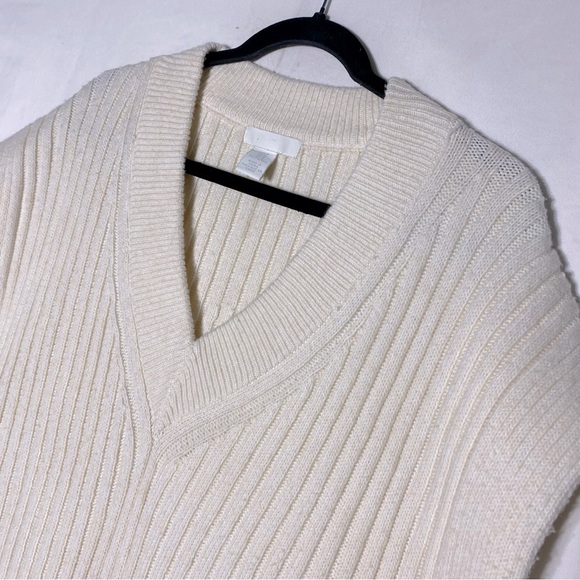 5/$25 Old Navy Oversized Cream Ribbed V Neck Sweater Vest M - Picture 9 of 14